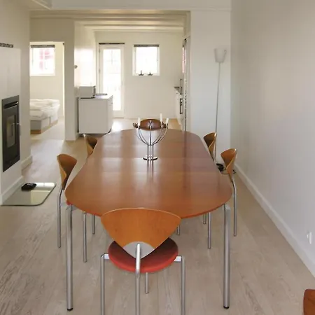 Three-bedroom In شقة *