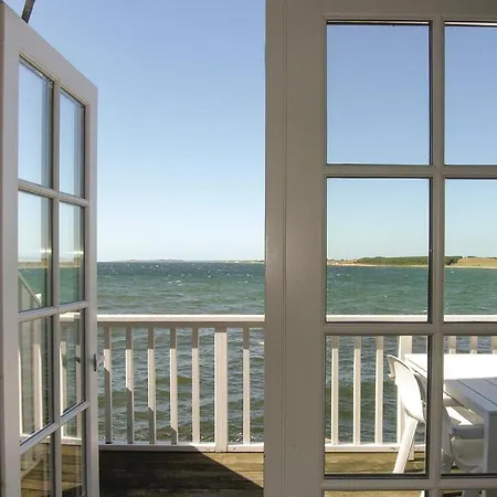 Three-bedroom In شقة